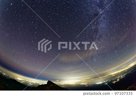 從鳥海山看到的北方星空和秋田的夜景 97107335