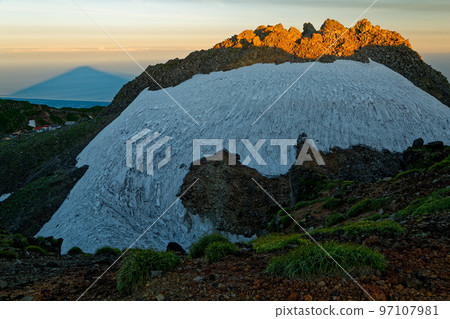 從鳥海山外緣看到日出時的鳥海山和鳥海影映照在日本海中 97107981