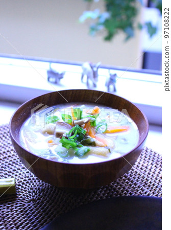 Kasujiru,用木碗盛放大量食材 Kasujiru,用木碗盛放大量食材 97108222