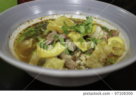 Yellow egg noodles in spicy pork soup 97108300
