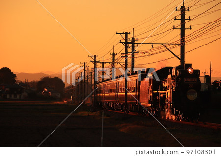 Fukaya in December with beautiful sunset sky 97108301