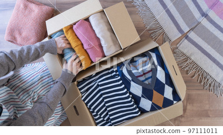 把衣服放在硬紙板裡 | 換衣服、丟棄和回收圖片 把衣服放在硬紙板裡 | 換衣服、丟棄和回收圖片 97111011