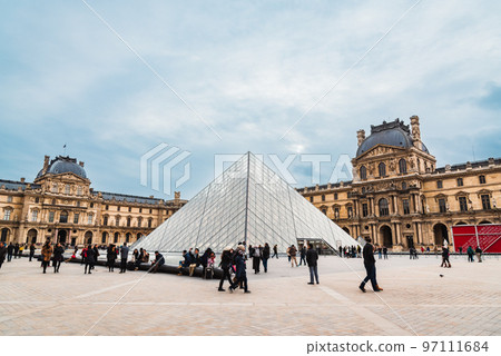 Louvre Museum, Paris *partially soft focus Louvre Museum, Paris *partially soft focus 97111684