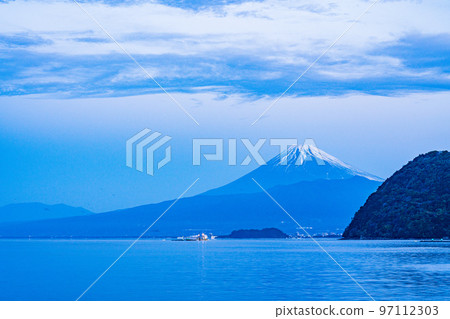 (Shizuoka Prefecture) Mt. Fuji seen from Uchiura Bay in Izu at dawn (Shizuoka Prefecture) Mt. Fuji seen from Uchiura Bay in Izu at dawn 97112303