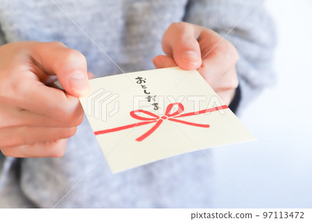 手送新年禮物 97113472