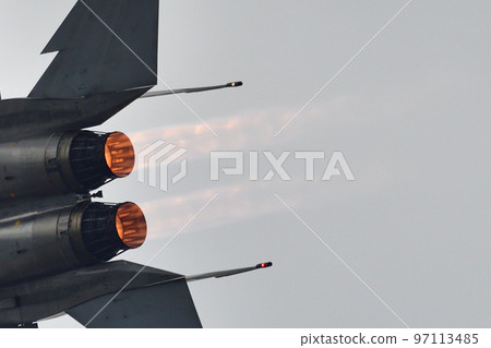 噴氣式戰鬥機加力燃燒室發光橙色 97113485