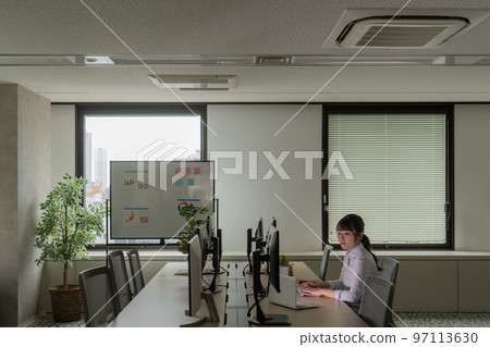 Covid-19：一個在大辦公室裡獨自工作的年輕女性 97113630