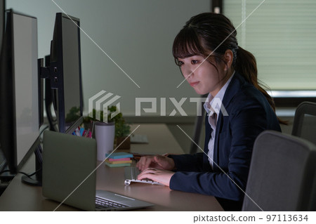 加班的年輕女人 97113634