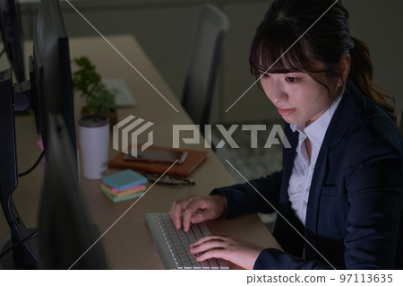 加班的年輕女人 97113635