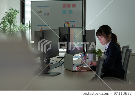 加班的年輕女人 97113652