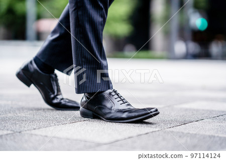 A businessman's feet 97114124
