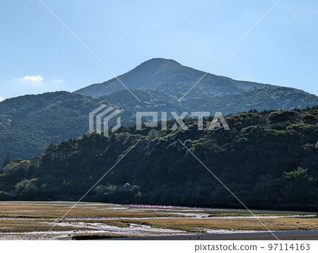 河對岸的藍天和群山 97114163