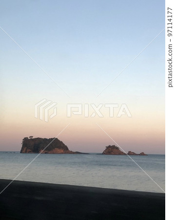 漂浮在夕陽海中的鯛魚島 97114177