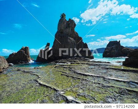 Hashigui-iwa rock and tide pools in the autumn sky Hashigui-iwa rock and tide pools in the autumn sky 97114200