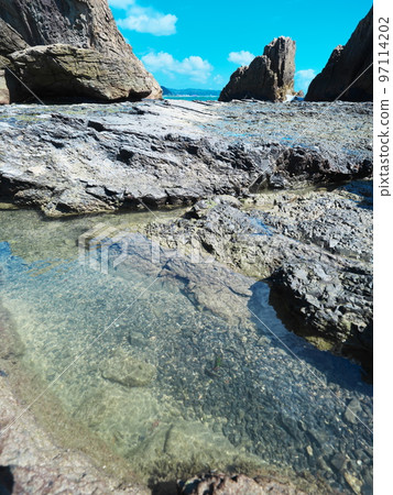 秋日天空中的橋歸岩和潮汐池 97114202