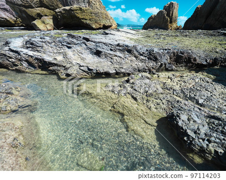 秋日天空中的橋歸岩和潮汐池 97114203