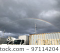 天空中的彩虹與烏雲 97114204
