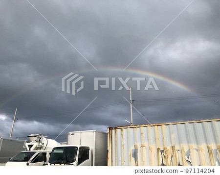 天空中的彩虹與烏雲 97114204