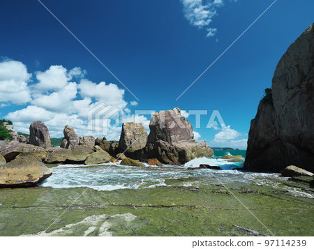 秋日天空中的橋歸岩和潮汐池 97114239