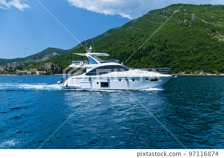 Motor yacht goes on water 97116874