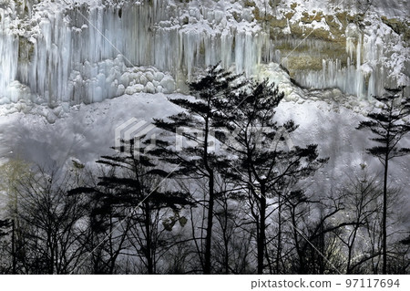 照亮神秘而美麗的冰幕(長野縣木曾町白川冰柱) 照亮神秘而美麗的冰幕(長野縣木曾町白川冰柱) 97117694