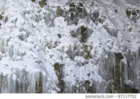 Illuminated mysterious and beautiful ice curtain (Shirakawa Ice Pillars, Kiso Town, Nagano Prefecture) 97117702