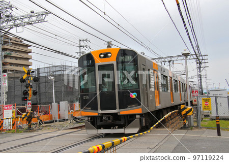 阪神難波線進入福站的阪神1000系1206F列車，前導車廂號1256 97119224