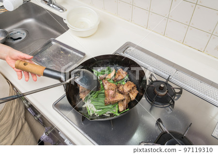 [做炒餛飩把所有的材料炒熟] 97119310