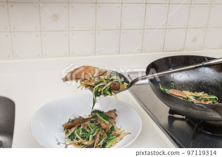 [Completion of stir-fried ravioli] 97119314