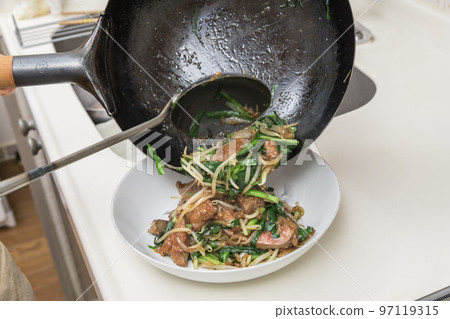 [Stir-fried ravioli is ready, so put it on a plate] 97119315