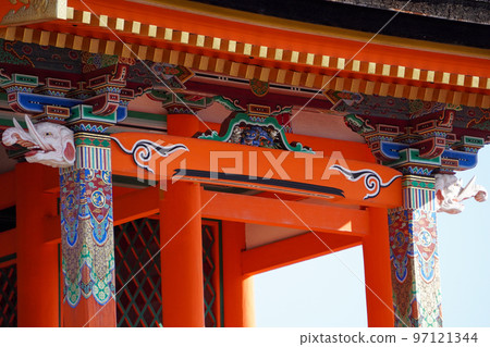 Colored decorations on the west gate of Kiyomizu-dera Temple Colored decorations on the west gate of Kiyomizu-dera Temple 97121344