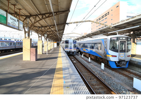 Platform 5-6 of Nankai Wakayamashi Station, Wakayama City 97123737