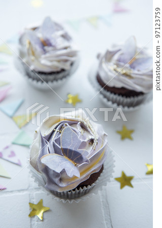 Cupcakes with butterfly decorations 97123759