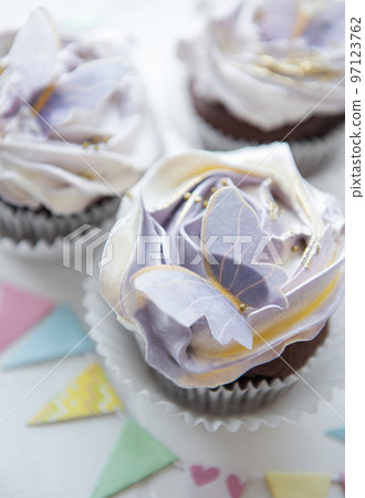 Cupcakes with butterfly decorations Cupcakes with butterfly decorations 97123762