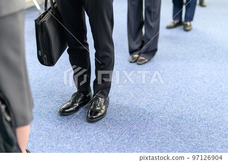 row of business people 97126904