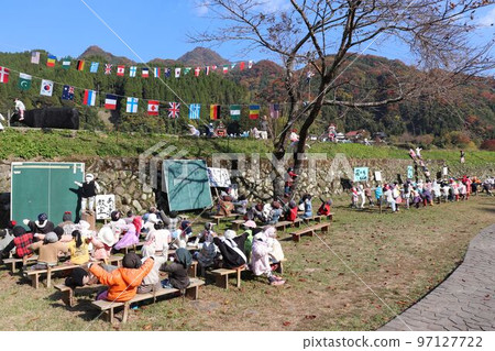 Sarutobi Sentsubo Gorge Scenery with a scarecrow 97127722
