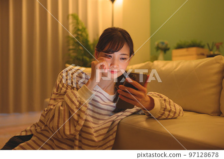 觀看智能手機的婦女 97128678