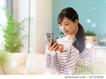 操作智能手機的女人 97128686