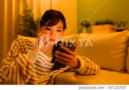 觀看智能手機的婦女 97128705