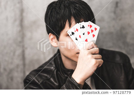 撲克牌和男人 97128779