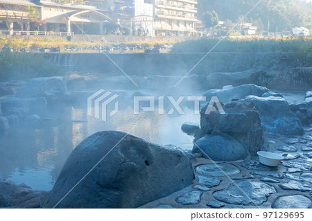 蒸汽升騰的三朝溫泉露天浴池 97129695
