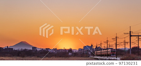 “埼玉縣”武藏野線的汽車在黃昏時行駛 遠處可以看到富士山 97130231