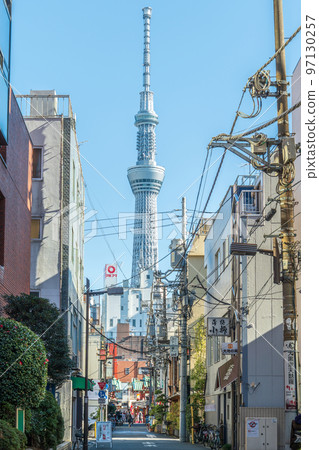 從合羽橋小巷看到的“東京”東京晴空塔 97130257