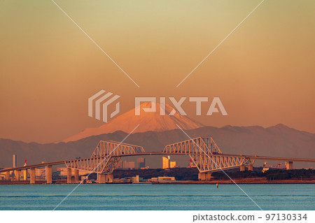 “千葉縣”東京門大橋上的富士山在早晨的陽光下染成橙色 “千葉縣”東京門大橋上的富士山在早晨的陽光下染成橙色 97130334