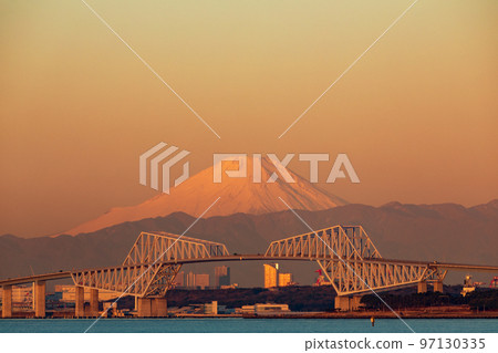 “千葉縣”東京門大橋上的富士山在早晨的陽光下染成橙色 97130335