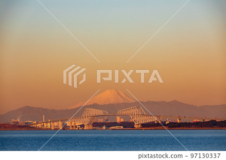 “千葉縣”東京門大橋上的富士山在早晨的陽光下染成橙色 97130337