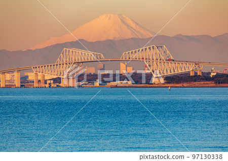 “千葉縣”東京門大橋上的富士山在早晨的陽光下染成橙色 97130338