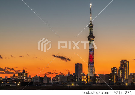 “東京”東京晴空塔聳立在染成美麗橙色的城市天空中 “東京”東京晴空塔聳立在染成美麗橙色的城市天空中 97131274