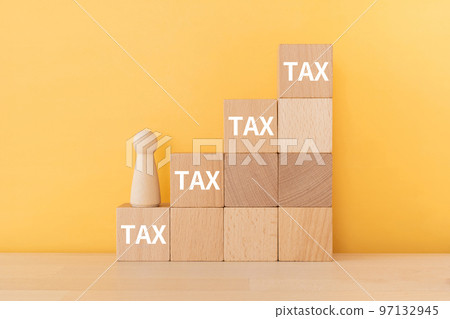 寫成 TAX 的積木和玩偶 97132945