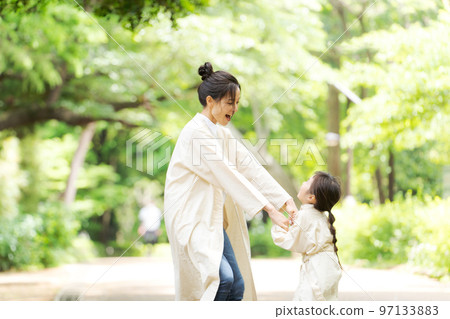 和媽媽一起散步的女孩 和媽媽一起散步的女孩 97133883